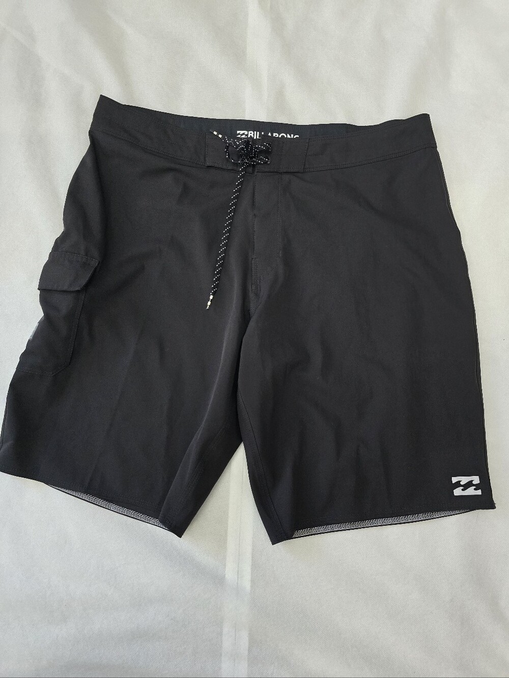 Billabong Black Men’s Boardshorts with Side Cargo Pocket Size 36